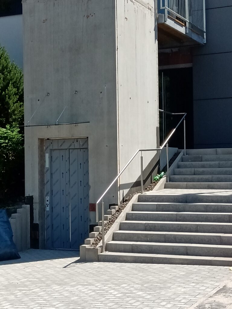 Der Aufzug ist eingebaut!
