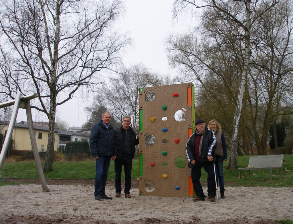 Kinder freuen sich über Klettergerüst