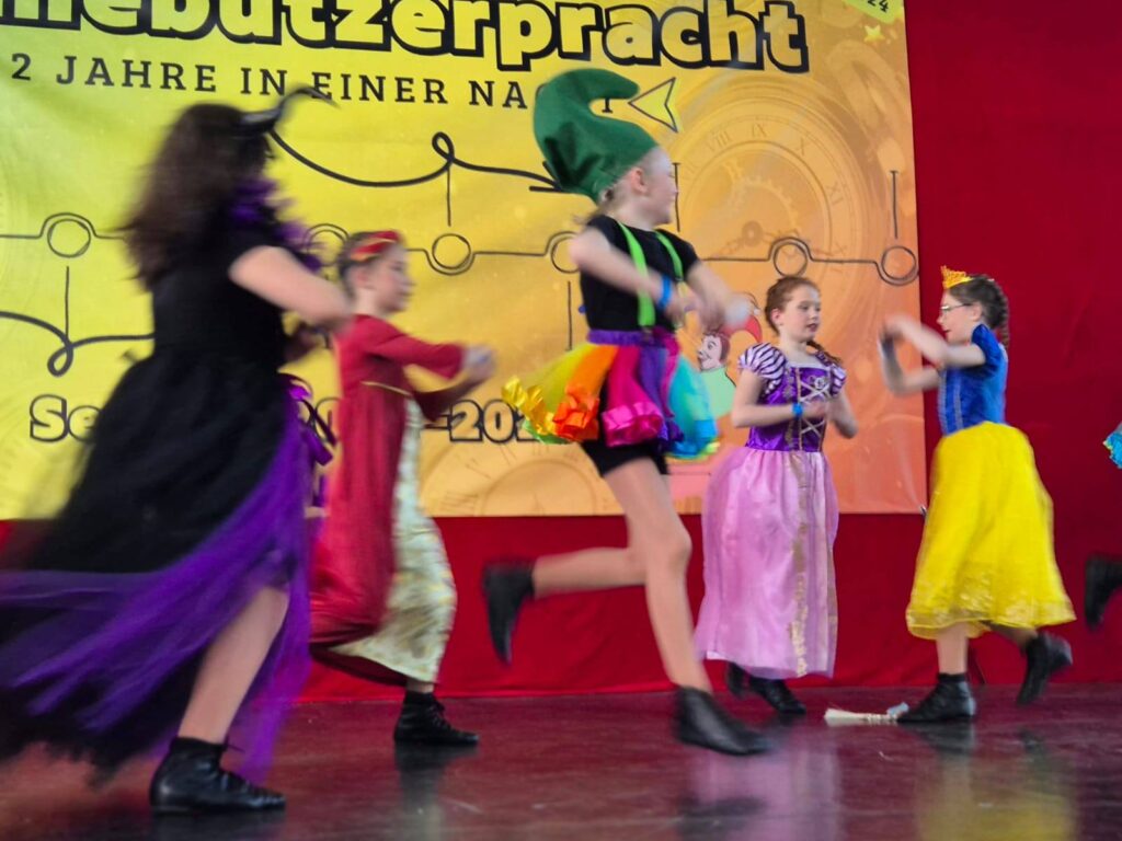 Kinderfasenacht in Hangard am 23.2.2025 wieder ein voller Erfolg vor ausverkauftem Haus