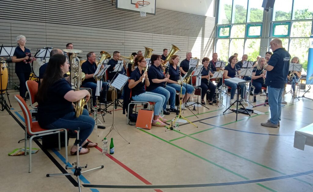 Frühschoppen der Musikfreunde Hangard begeisterte in voller Ostertalhalle
