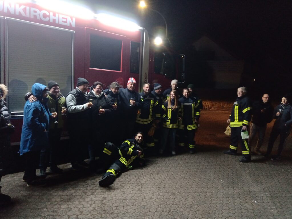 2. Silvesterrundfahrt der Feuerwehr durch Hangard fand großen Zuspruch