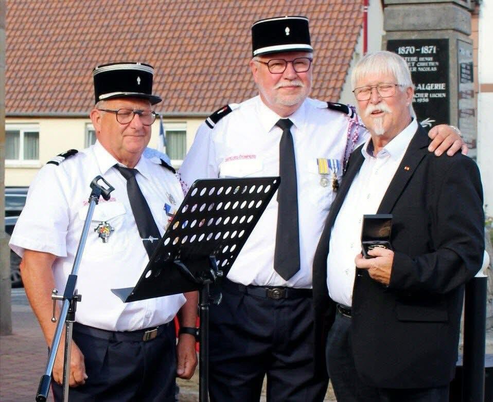 Feuerwehrleute ehren eine Schlüsselfigur in der französisch-deutschen Partnerschaft